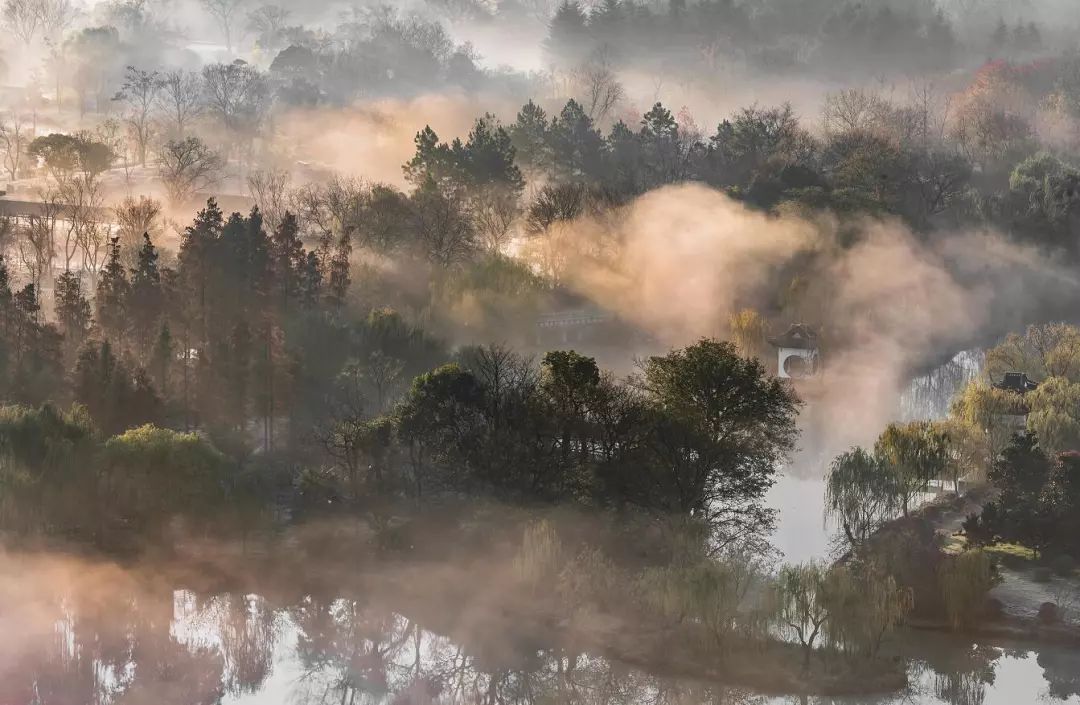 水面氤氲着的水汽