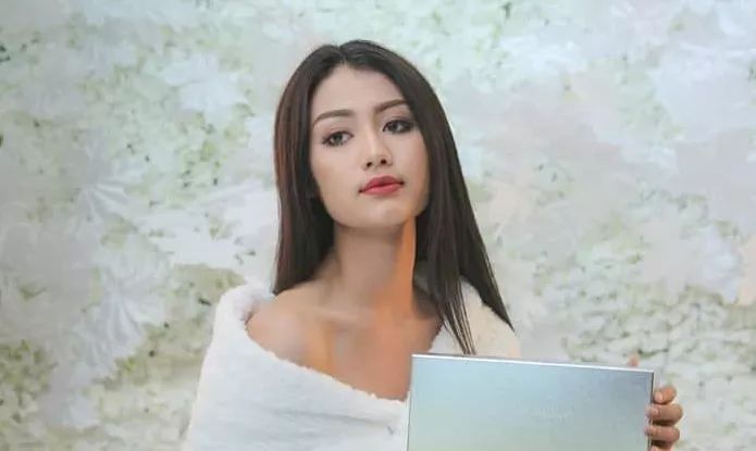 就在大家为这位异国他乡的缅甸美女神魂颠倒的时候,她却公开宣布出柜