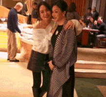 金星打扮美艳撞脸刘嘉玲被美女嘟嘴献吻吓得瞪大眼睛身体后倾