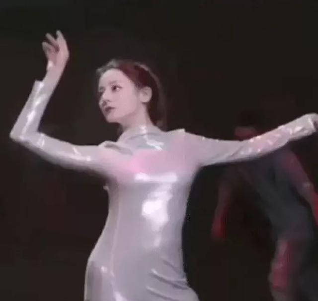 有种韵味叫迪丽热巴穿"液体裙,镜头拉近后,太有气质了_吉娜