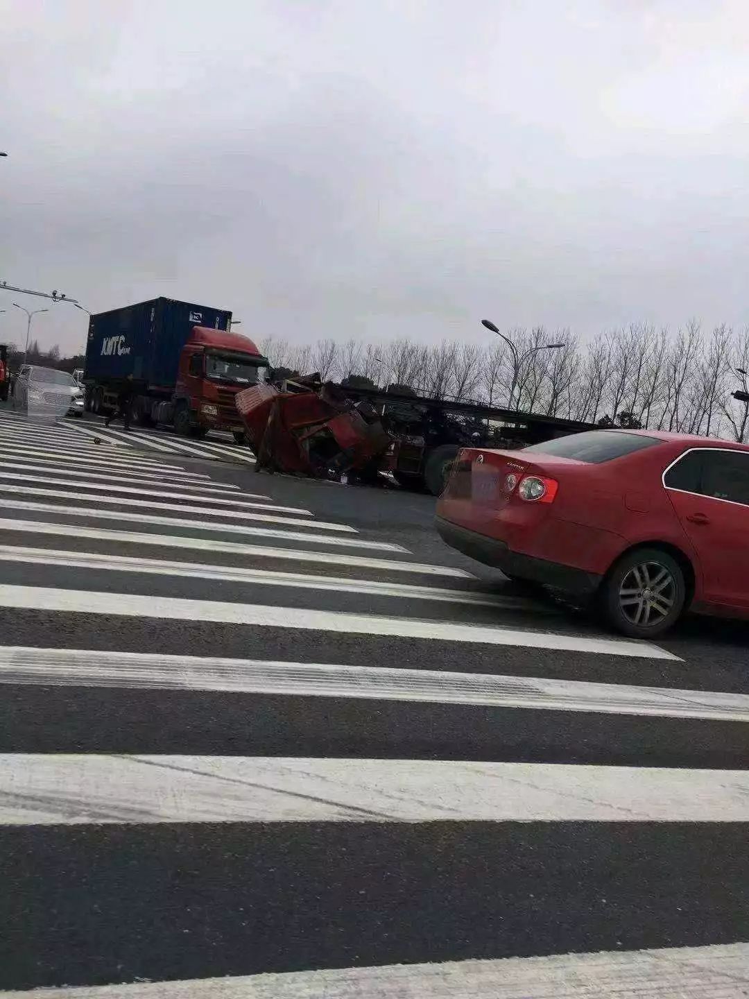 常熟苏虞张大义附近大货车车祸车头没了