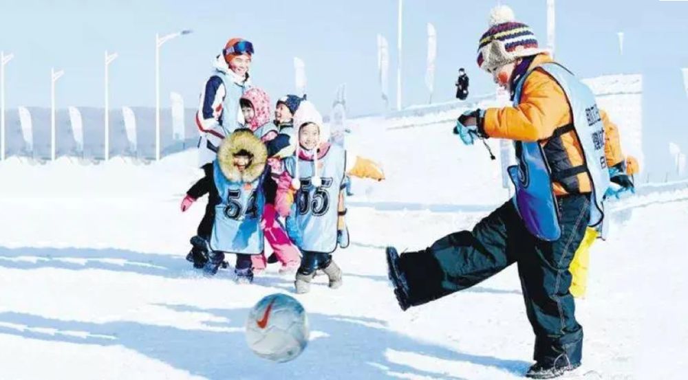 1雪圈冲浪从高处飞跃下的雪圈,在雪场快速穿梭,在保证刺激的前提下,又