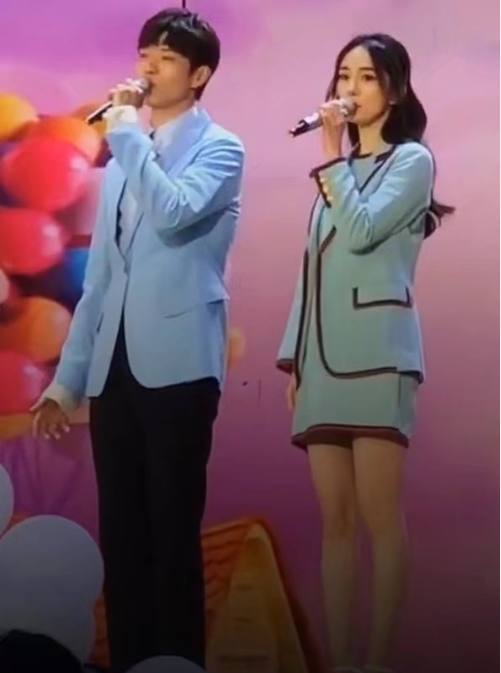 魏大勋杨幂同台 3e6fb59f44b24af7b77f72639ba5b95c.png