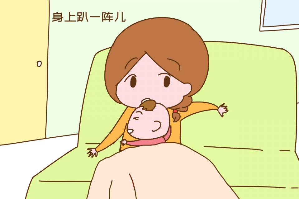 育儿小秘籍：原创婴儿光趴在妈妈身上就能少生病？医生赞同：对身体发育有好处