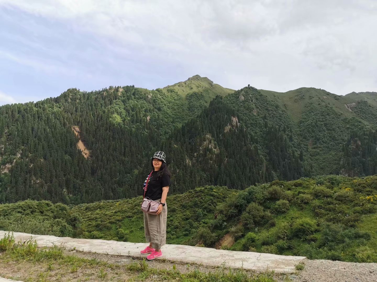 背靠大山,环境优美.