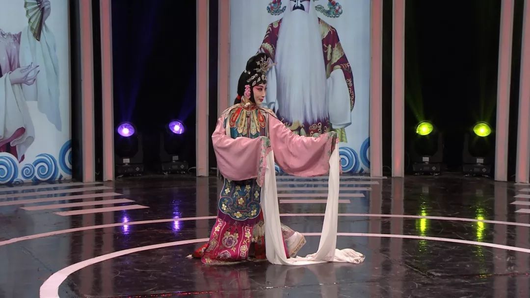 在节目互动环节中,天津评剧院优秀青年演员齐梓路带来精彩的水袖表演.