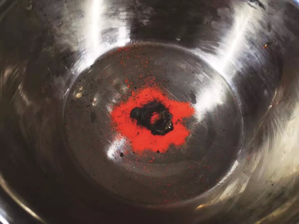 戴好防护手套和护目镜,小心地用药勺将少量高锰酸钾置于不锈钢盆的正