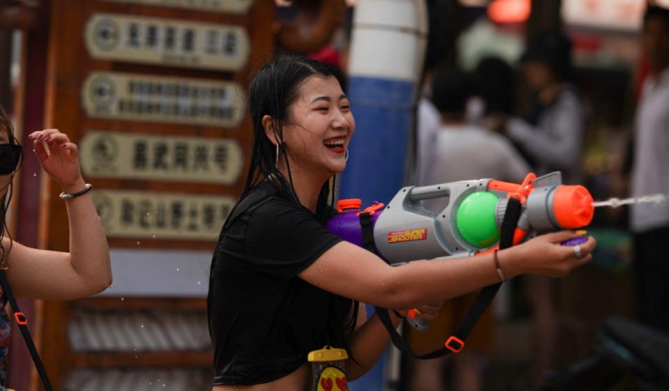 泼水节，送祝福，告庄西双景带你了解傣族“新年”