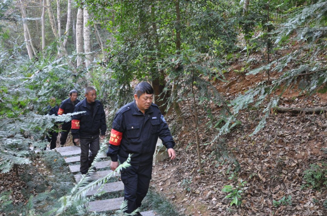 发宣传单200余张,并安排护林员加强日常的巡山护林工作,今年,全乡未