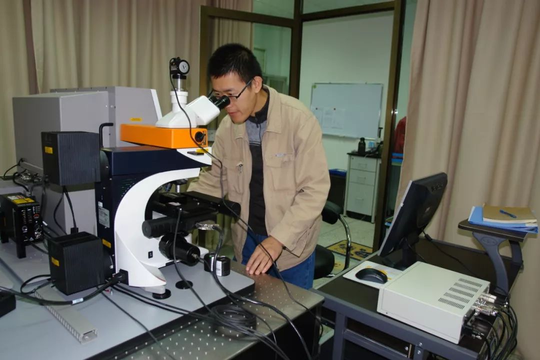 （秦陵博物院文物保护部主任夏寅在对出土彩俑颜料做成分检测分析）