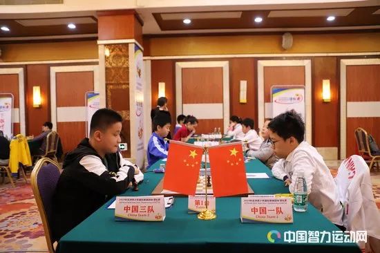 位居次席的中国二队对阵中国香港二队,侯羿帆,魏建洲,孟奕涵三位棋