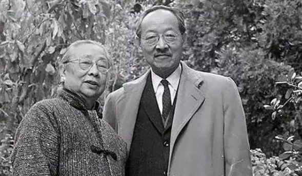 杨步伟(左)赵元任(右)赵元任夫妇听了真是又好气又好笑.