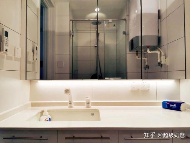 定制的浴室镜柜