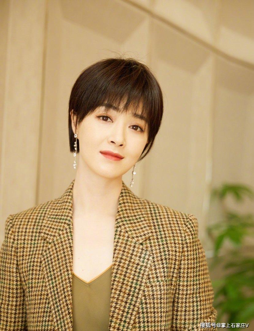 蒋欣短发身披格子间西服,女人味十足!