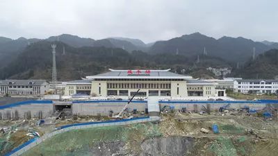 黔张常铁路起于重庆市黔江区,向东经湖北恩施土家族苗族自治州咸丰县