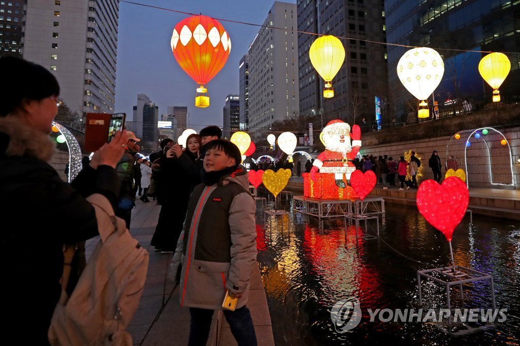 人民网讯 当地时间24日晚,韩国首尔清溪广场灯光迷人,圣诞节氛围浓厚.