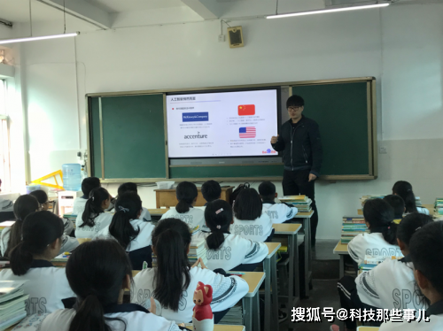 为什么李彦宏花14年教育扶贫，看了他的成长背景就明白