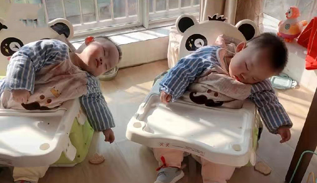 双胞胎宝宝之间真的有心灵感应吗？地上的饼干透着诡异，妈妈笑翻