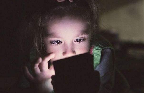 2岁幼儿凌晨不睡觉，抱着手机看个不停，孩子手机瘾是怎么来的？