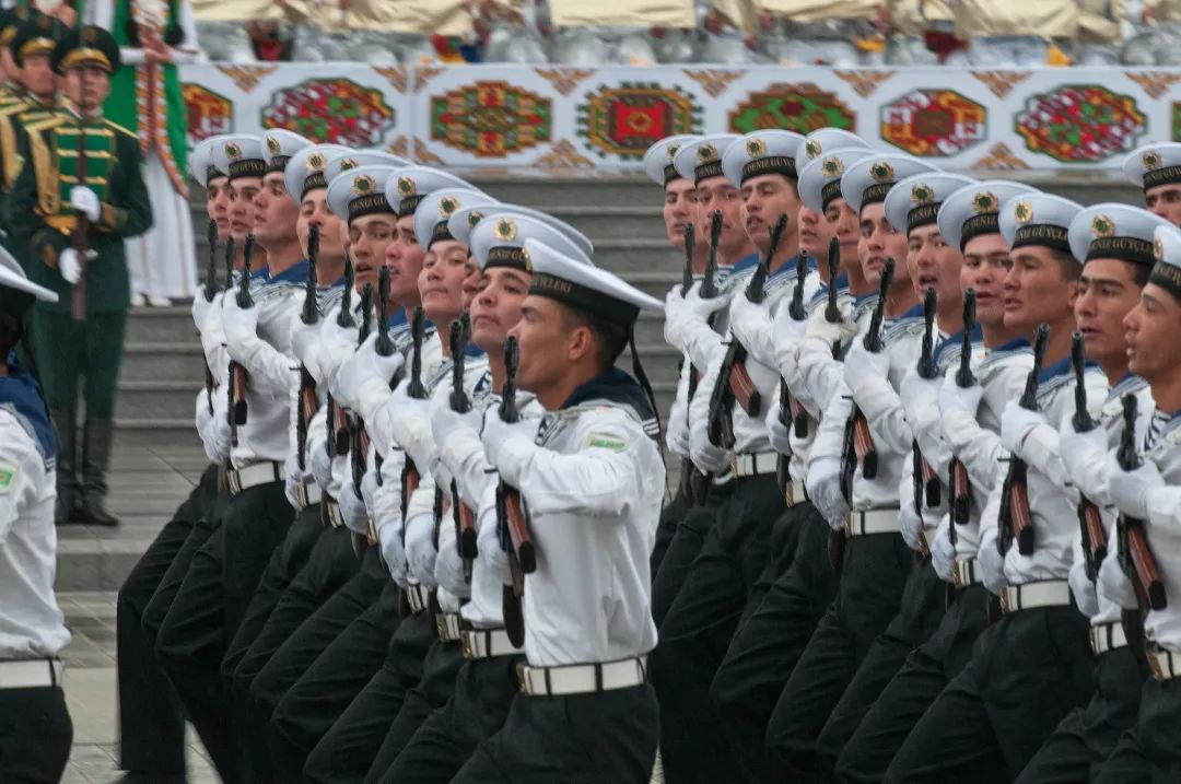 (土库曼斯坦海军在阅兵式中)不过近年来,土库曼斯坦海军与土耳其合作