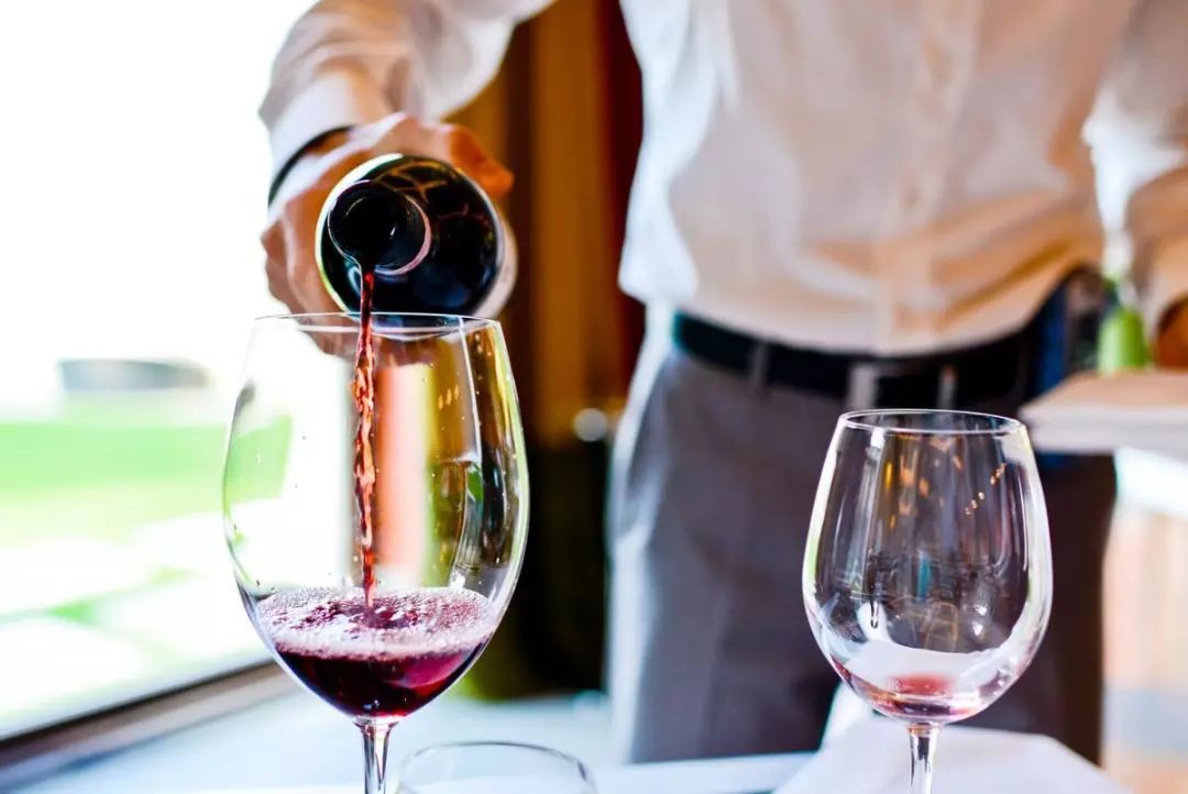 6 余味是葡萄酒入喉后留在口中的味道,是判断葡萄酒好坏的标准之一.
