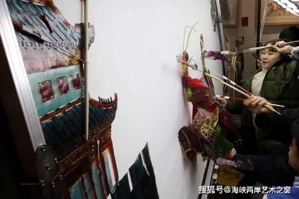 12月23日,皮影艺术家表演皮影戏《穆桂英大破天门阵.