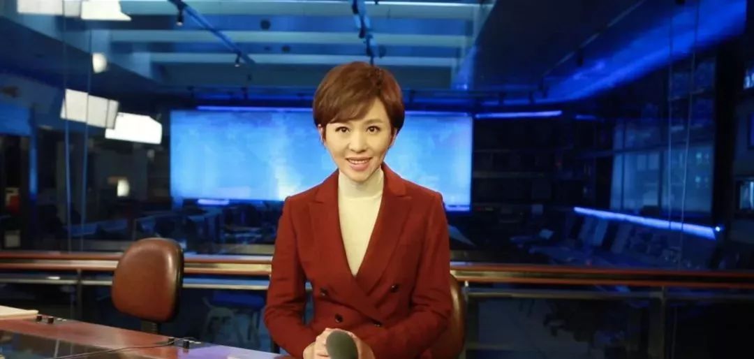 央视《新闻联播》主播欧阳夏丹为他颁奖!