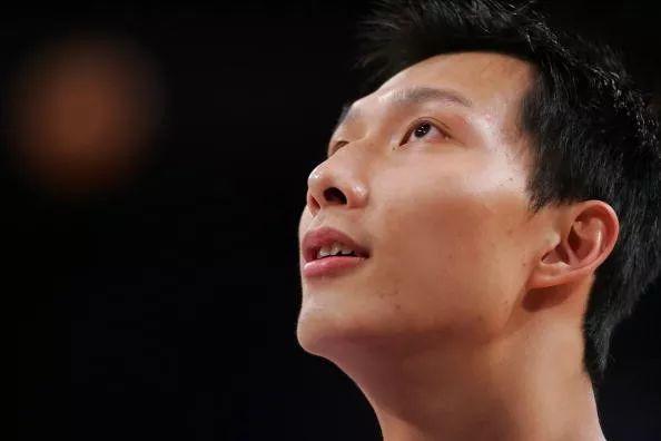 湖人半场伤2人!波普拉伤AB崴脚,都回更衣室