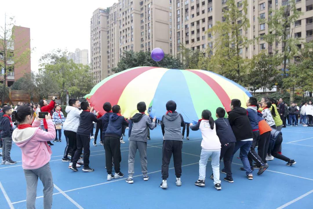 趣味运动会项目之众星捧月活动是课程的载体，通过活动，孩子们的能力得