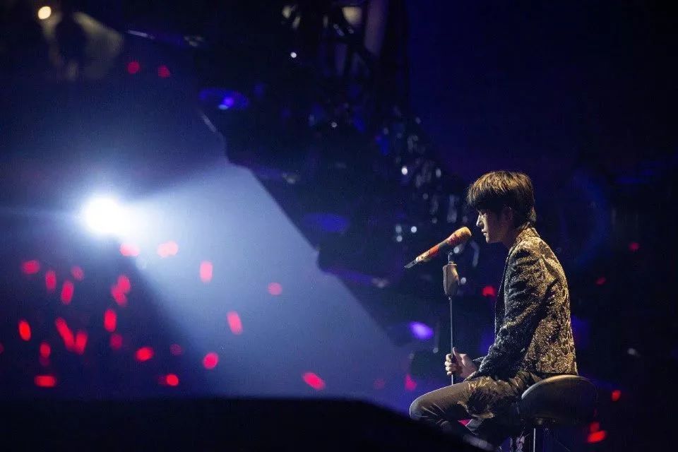 易烊千玺玊尔演唱会图片 d5d54803c5a9492fae68d84e87400364.jpeg