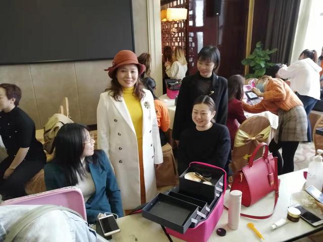 年度中国·佛山丨美业协会"非一般创始人吴丽容"荣获协会"副会长"