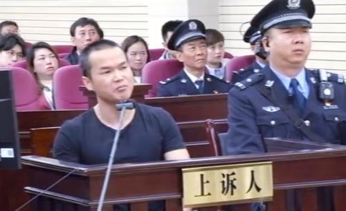 原创六年前，少年目睹母亲被性侵，六年后少年当街将凶手捅死