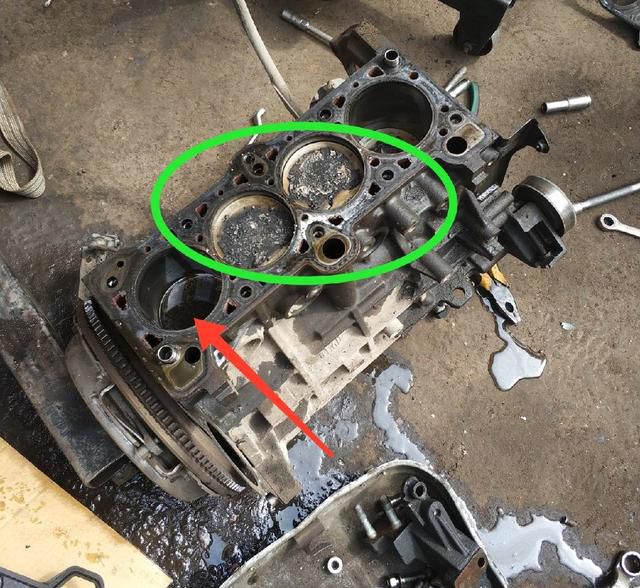 拆了发动机,看看活塞顶积碳怎么清除.