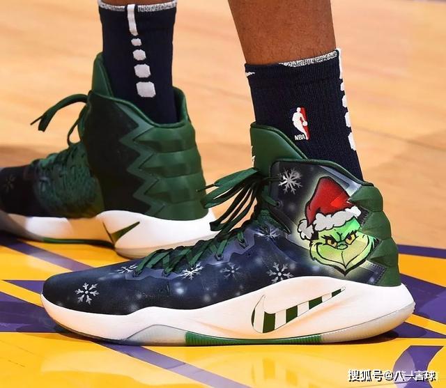 nba球员上脚拉塞尔穿李宁全城8圣诞配色的球鞋很帅气