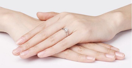 求婚戒指买什么戒指好 144ab5b2983f477ea17cf69aface7217.jpeg