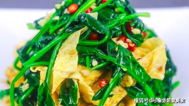 鸡蛋和菠菜搭配不用炒,厨师长简单一拌,菠菜青翠鸡蛋鲜嫩