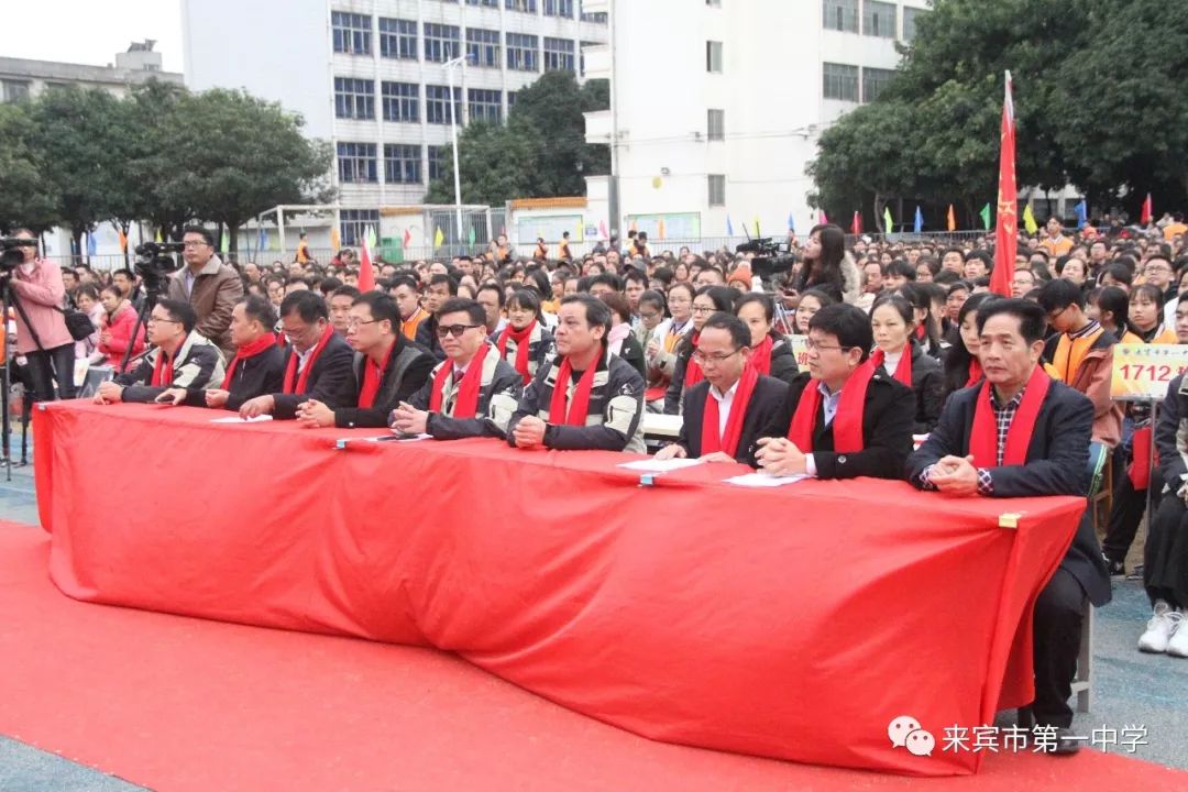 家长们齐聚来宾一中，却不开“家长会”？