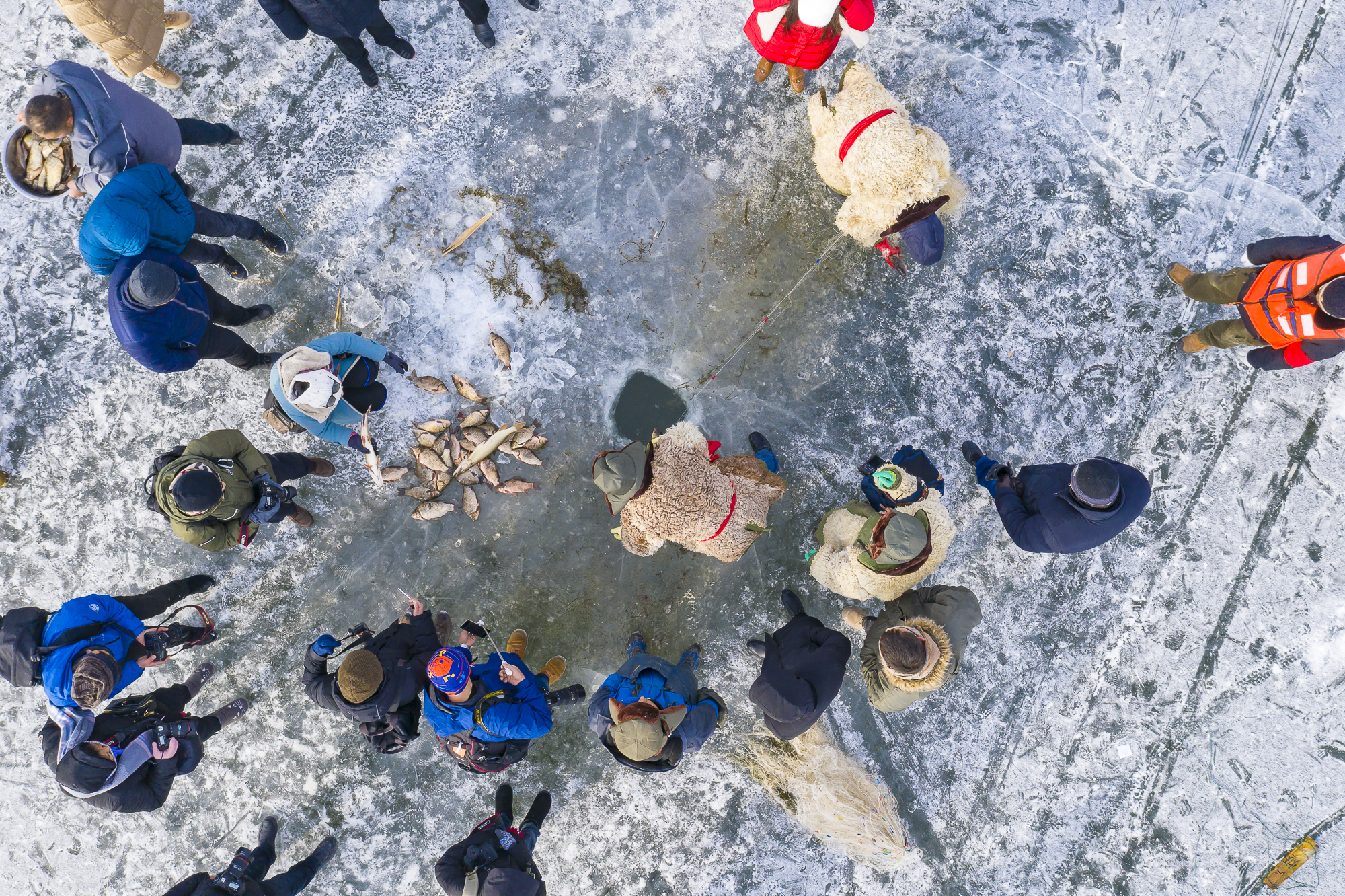 野味儿十足！实拍新疆博斯腾湖冬捕，中国西海冰雪中的猎渔奇观