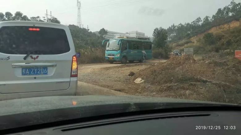 小董至板城公路说多都是泪网友整条公路铺好通车又是一场梦