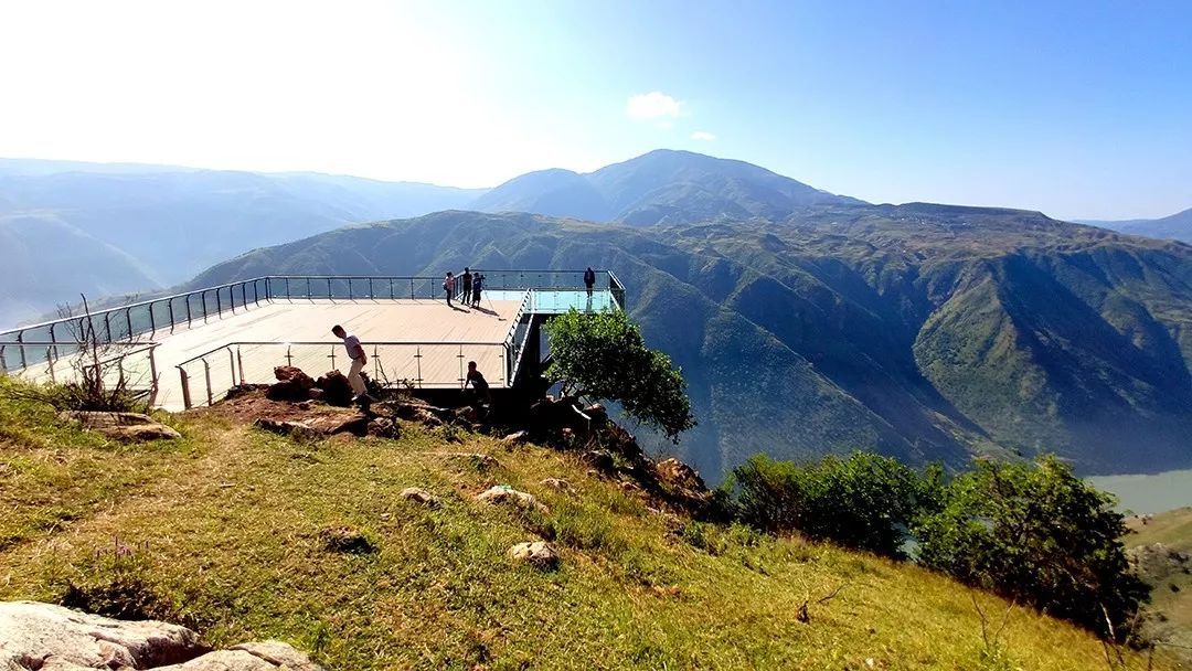 位于仁和区平地镇迤沙拉村的 金沙江大峡谷观景台 自建好投用后深受小