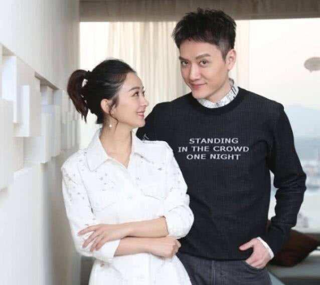 赵丽颖冯绍峰圣诞合体,反观前任,爱不爱眼神说