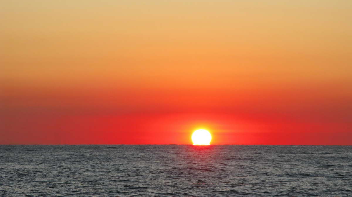 海上落日的描写