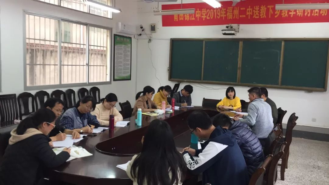 课后,老师们分学科进行了评课,交流了教学备课方面的经验,对新课程