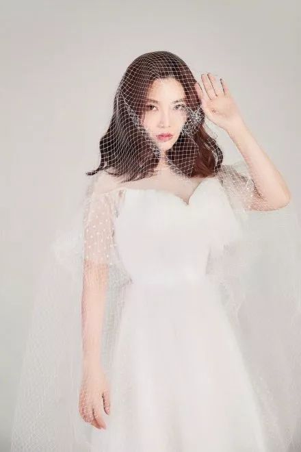 差点整容丧命?狂发性感美照博眼球,今比柳岩身材