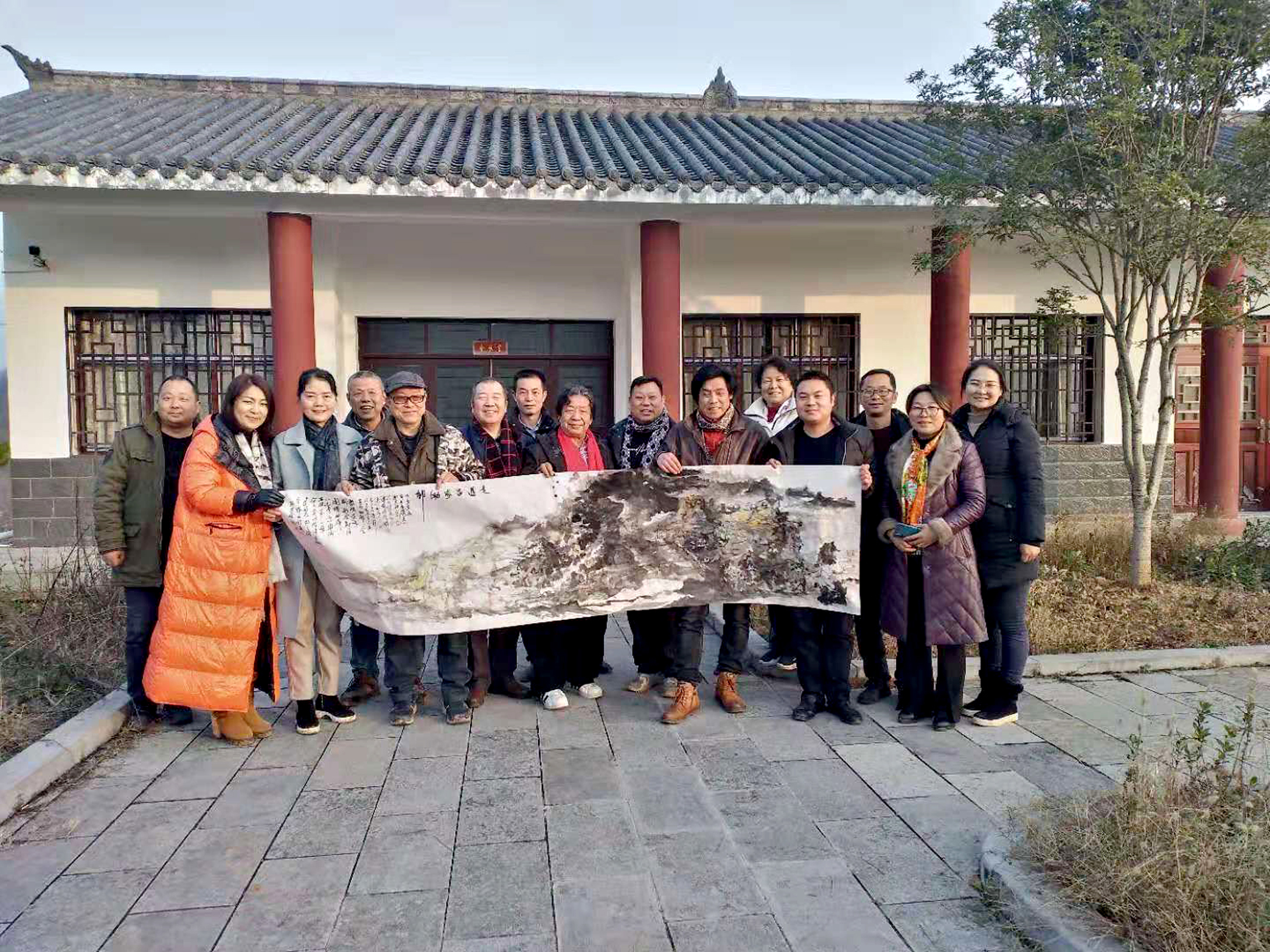 湖北宜昌:一群书画名家走进吕家坳村,为农民写春联画国画