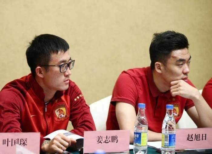 跪地祷告再现 重庆斯威球员集结张外龙回来后首训