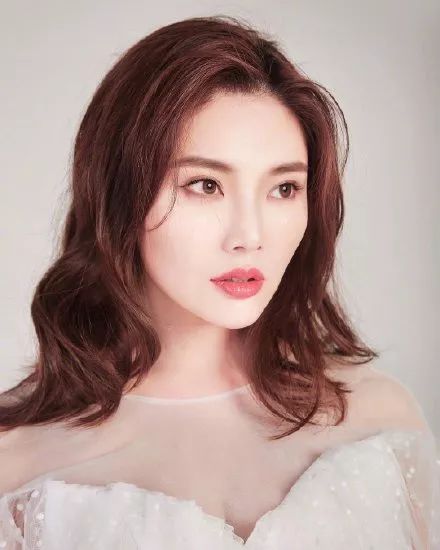 差点整容丧命?狂发性感美照博眼球,今比柳岩身材