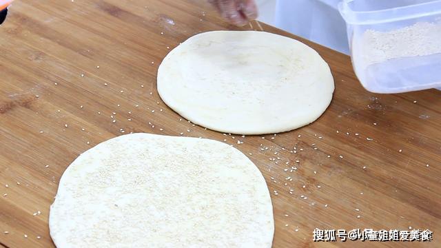 面点师做的千层饼,层层分离软香可口,制作手法独特一次成形