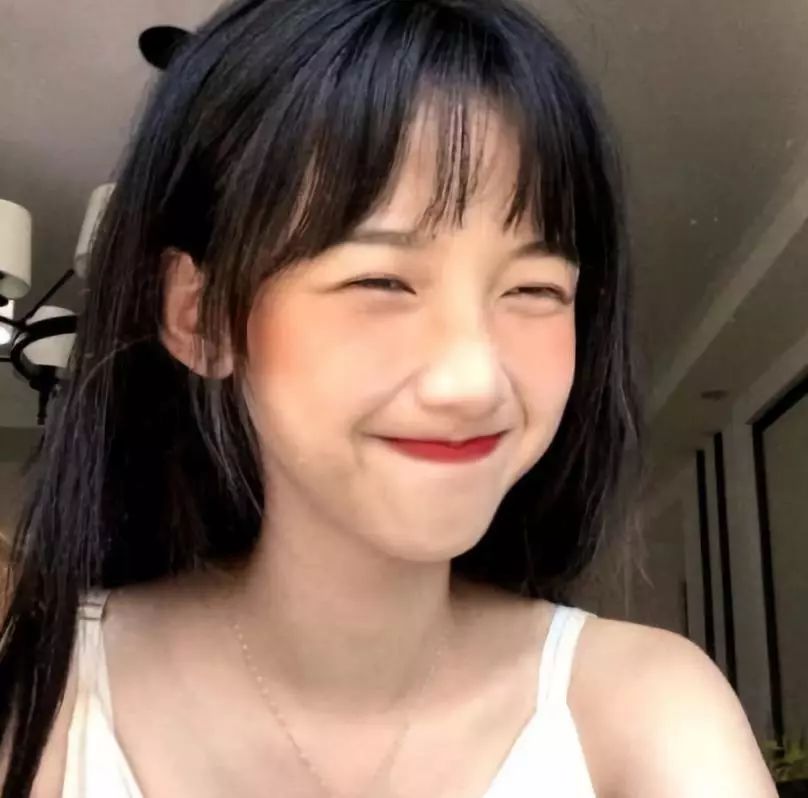 学生时代,女生上学的时候,都喜欢把都发扎的很紧,认为这样非常的好看