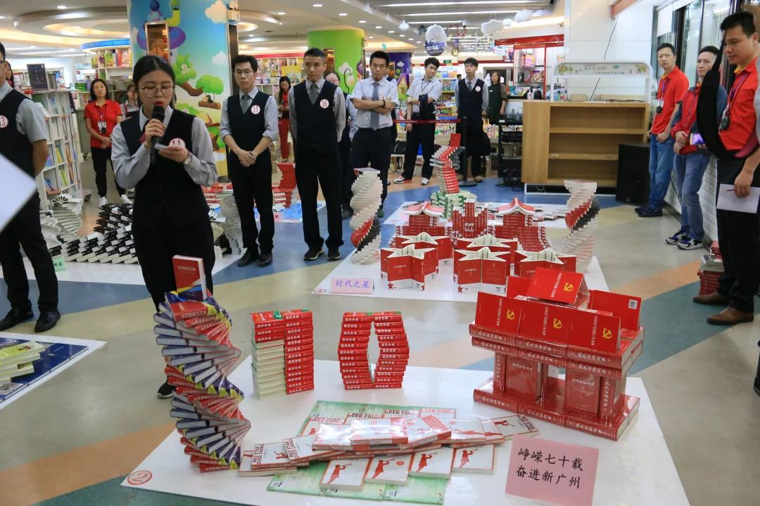 在图书花样造型设计比赛中,参赛人员要自拟书花造型主题,并在规定